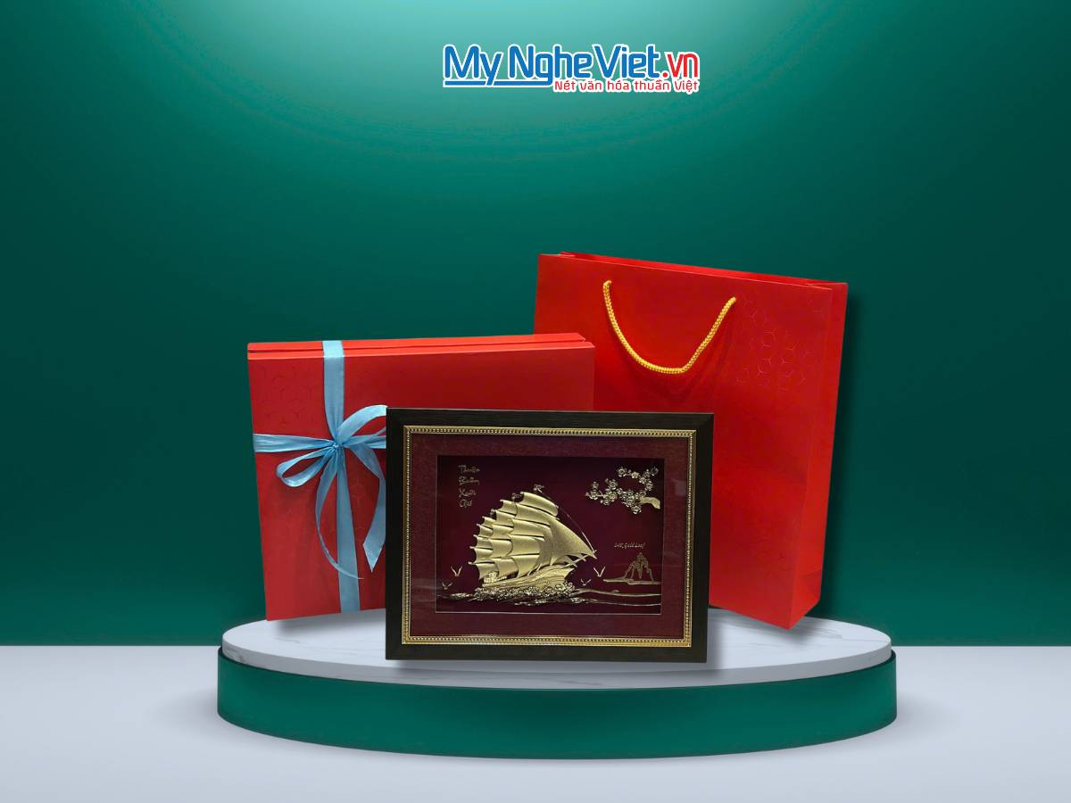 Tranh thuận buồm dát vàng để bàn 24k 26x33cm + Hộp xilot đỏ - MNVHD04.6