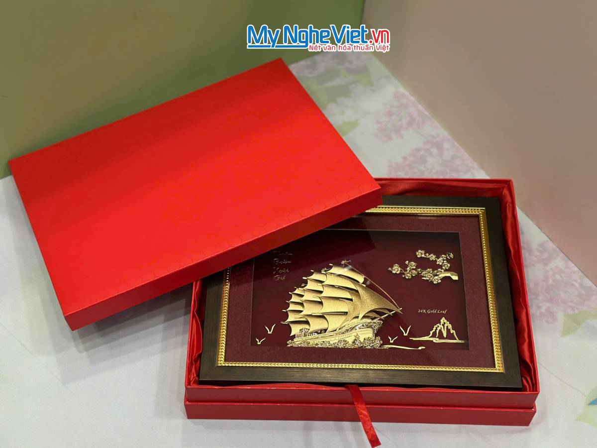 Tranh thuận buồm dát vàng để bàn 24k 26x33cm + Hộp xilot đỏ - MNVHD04.6