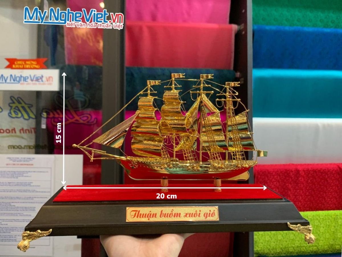 Thuyền dát vàng