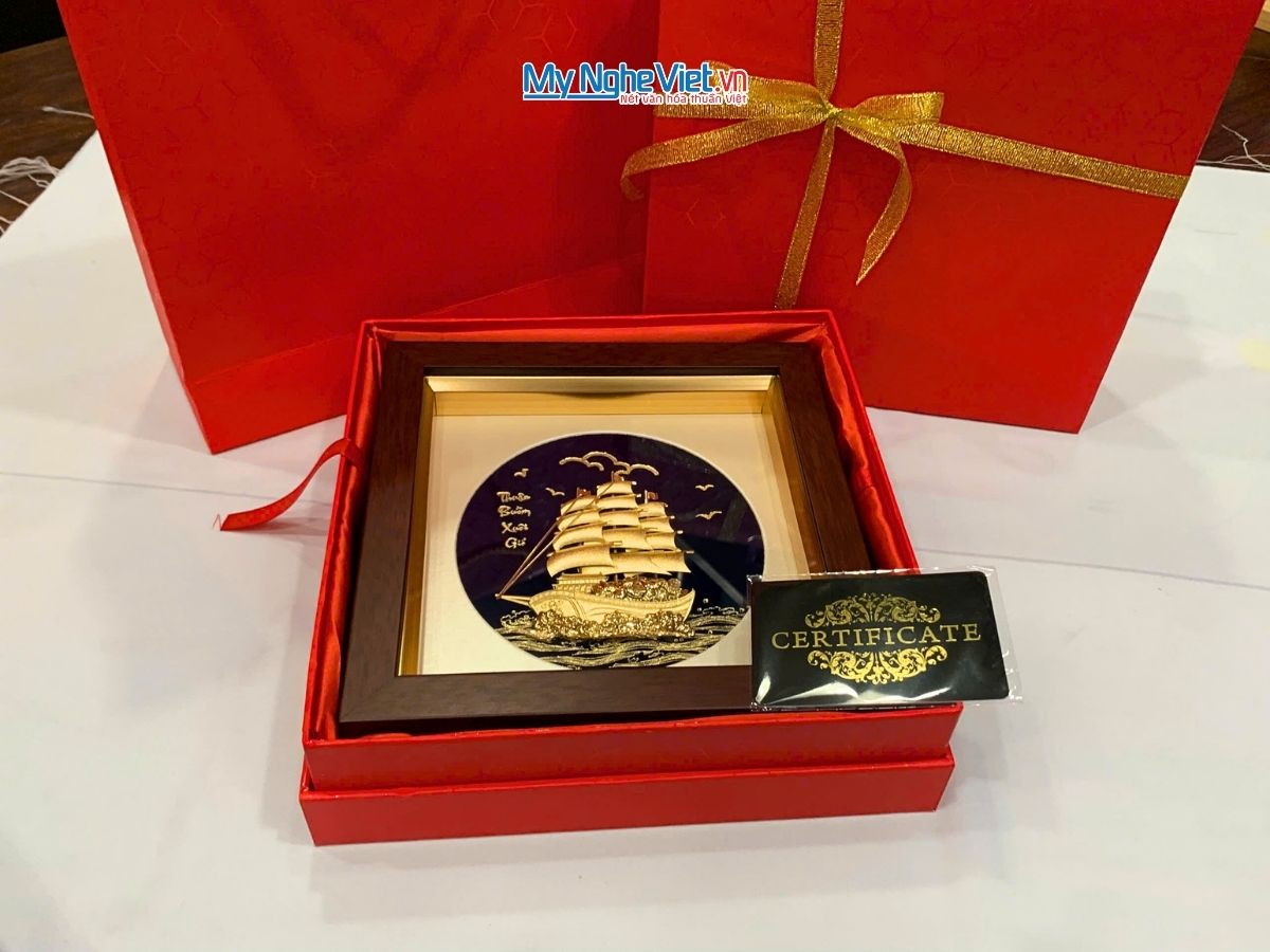 Tranh thuyền buồm dát vàng 24k nền xanh để bàn và Hộp xilot đỏ - MNVHD04.3.1