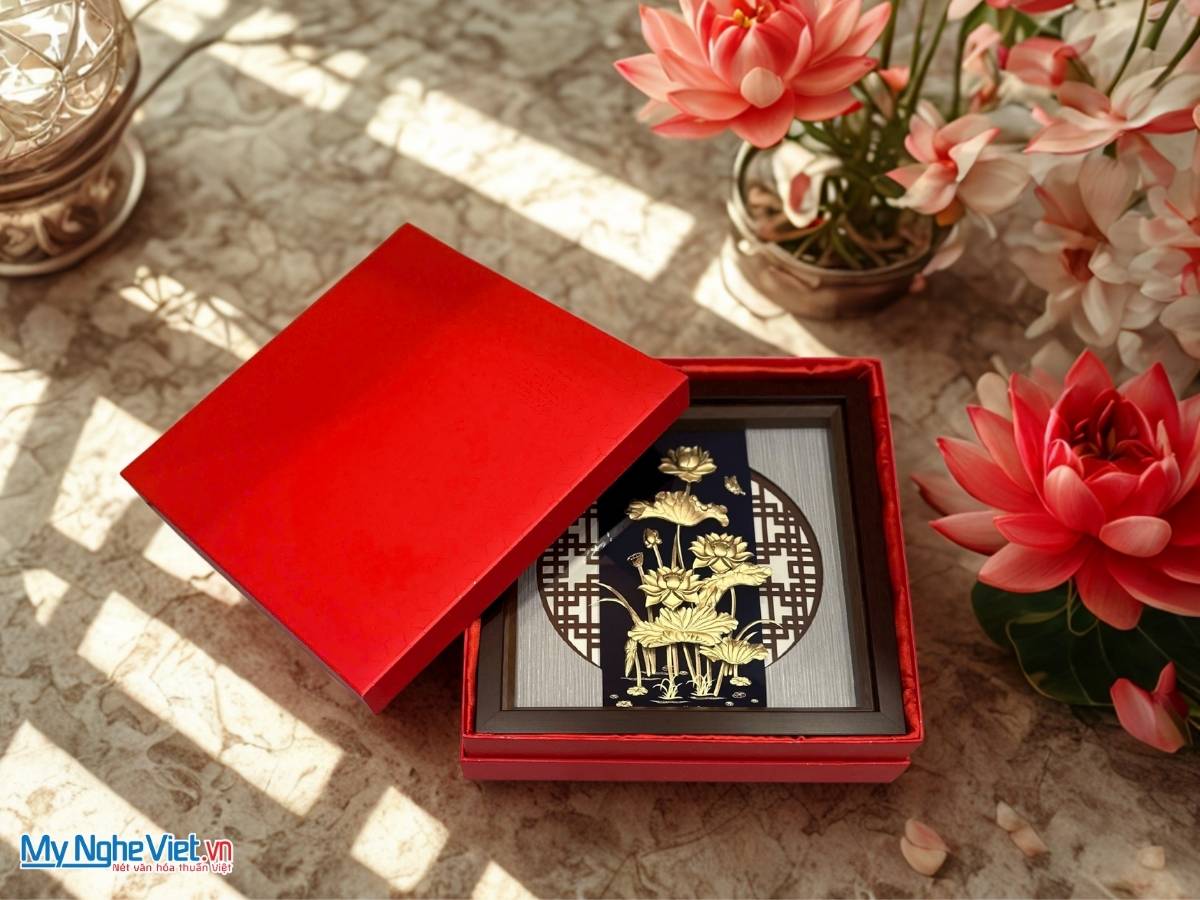 Tranh dát vàng hoa sen - Mạ vàng 24K TD33