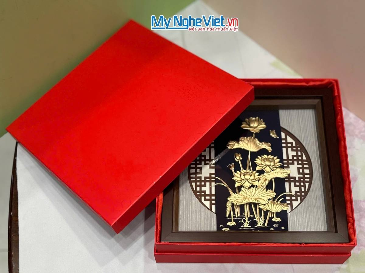 Tranh dát vàng hoa sen - Mạ vàng 24K TD33