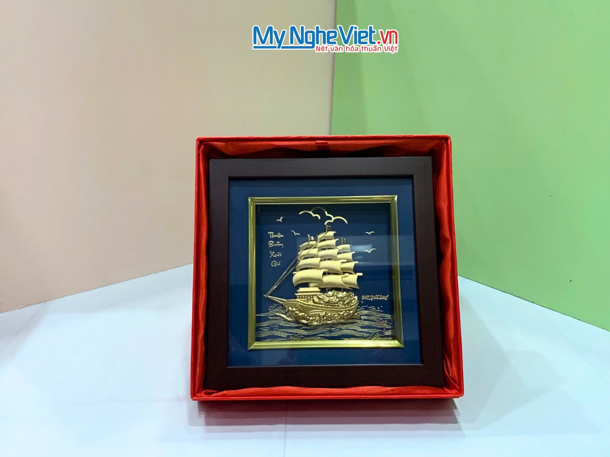 Tranh thuyền buồm dát vàng nền xanh để bàn 24k 20x20 và Hộp xilot đỏ - MNVHD04.10