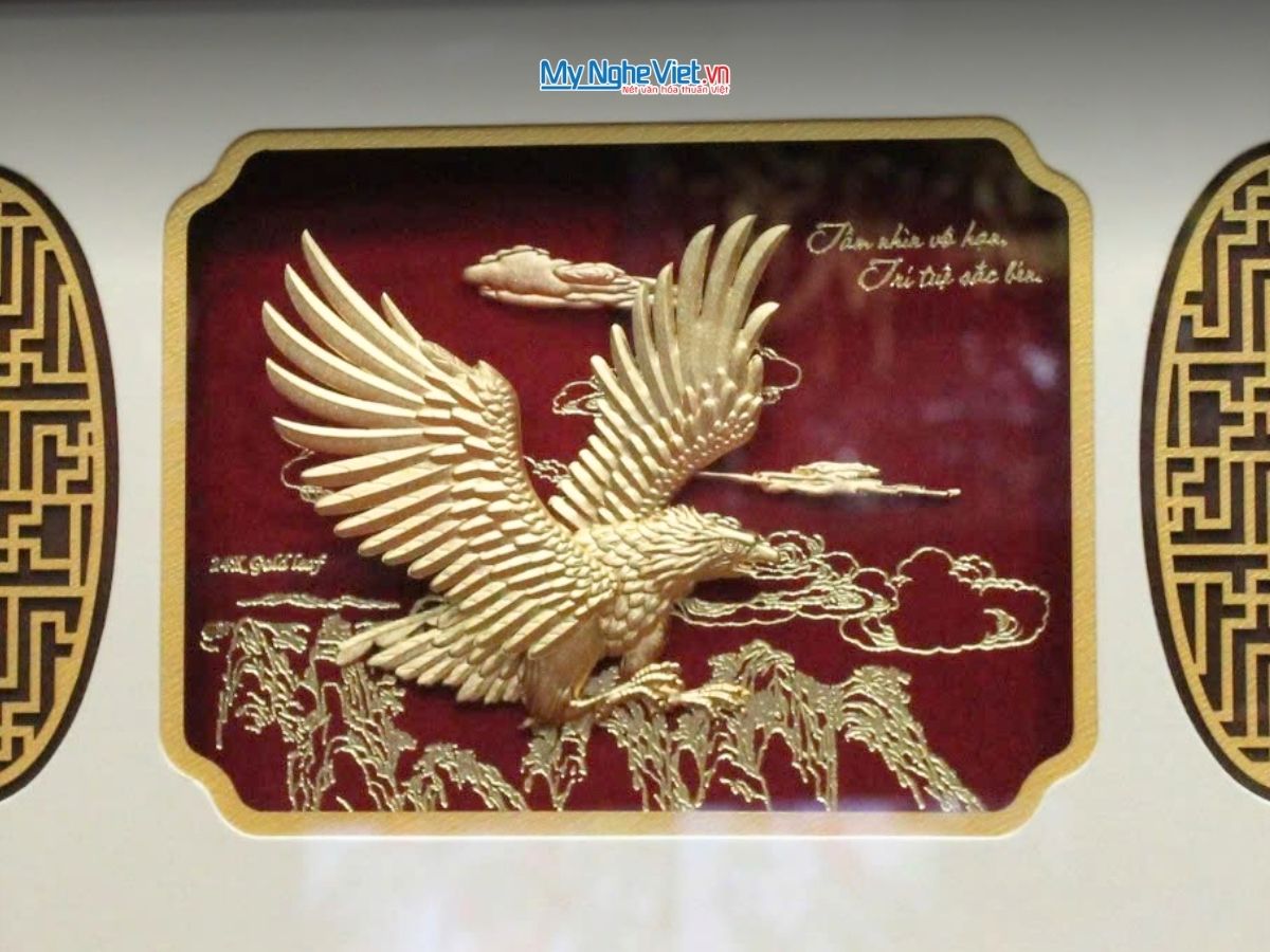 Tranh đại bàng dát vàng để bàn 24k 27x34cm + Hộp xilot đỏ - MNVHD04.7
